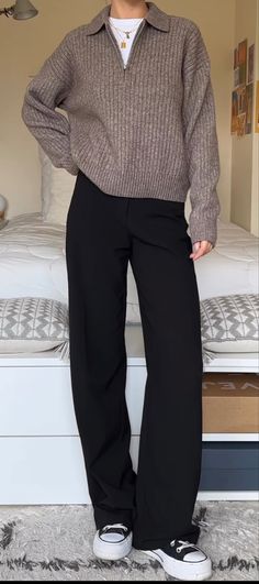 Fun Womens Outfits, Sweatshirt Outfit For Office, Monochrome Women Outfit, Tshirt Professional Outfit, Business Casual French Work Outfits, Office Job Outfits Midsize, Express Women Outfits, Office Workwear Women, Black Trouser Work Outfits