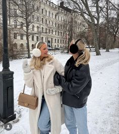 Ny Fashion Winter, Winter Apres Ski Outfits, Winter Influencer Outfits, Winter Outfits City New York, Prague Christmas Outfit, Winter Princess Aesthetic Outfit, Bryant Park Winter Village Outfit, Winter New York City Outfits, Colorado City Aesthetic