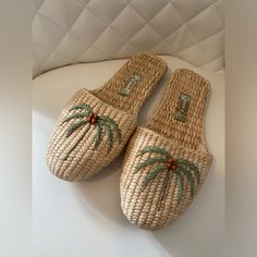 Tommy Bahama Women’s Woven Ratan Slippers Vintage Never Worn Size 8-8.5 So Cute- Used As Display Comfortable Slip-on Slippers For Vacation, Vacation Slippers With Rubber Sole And Round Toe, Vacation Slippers With Round Toe And Rubber Sole, Comfortable Flat Slippers For Vacation, Casual Flat Slippers For Vacation, Comfortable Flat Heel Beach Slippers, Comfortable Slip-on Vacation Slippers, Casual Round Toe Slippers For Vacation, Comfortable Closed Toe Slippers For Beach