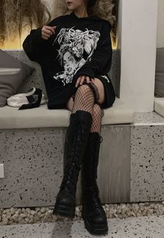 Alt Streetwear, Fishnet Outfit, Gothic Outfits, Goth Outfits, Alternative Outfits, Edgy Outfits