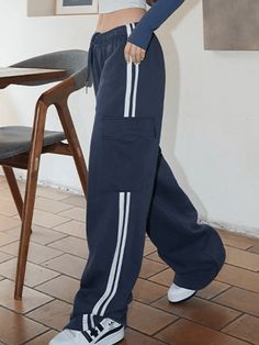 Stil: Casual/Street/Punk/Vintage/Y2K/Hip Pop/Sportlich/Preppy

Stoffinhalt: Baumwolle

Passformtyp: Lockere Passform

Beschreibung: Diese Retro-Jogginghose für Mädchen hat einen Kordelzug in der Taille, hat eine entspannte Silhouette, verfügt über Beintaschen im Cargo-Stil und seitlich gestreifte Einsätze an der Seite, die mit einem Kordelzug an den Manschetten enden. Preppy Fabric, Sweatpants Blue, Girl Sweatpants, Street Punk, Baggy Sweatpants, Jeans Outfit Summer, Punk Vintage, Crop Top Dress, Retro Girls