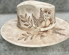 Beige Felt Hat For Summer Rodeo, Cream Western Fedora For Spring, Summer Country Style Beige Felt Hat, Vintage Beige Festival Hat, Vintage Beige Fedora For Rodeo, Vintage Beige Hat For Festival, Vintage Beige Hat Bands For Country Events, Western Style Summer Felt Hat With Flat Crown, Western Felt Hat With Flat Crown For Summer