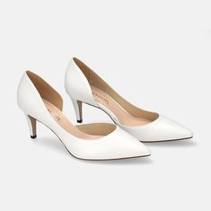 A pair of shoes that stands out because of its simple design and beautiful form. Easy-to-use 7cm heel pumps. Side Cuts, Pumps Flat, Suede Material, Ballet Flat Shoes, Artificial Leather, Heel Pumps, Lining Fabric, Simple Design, Pumps Heels