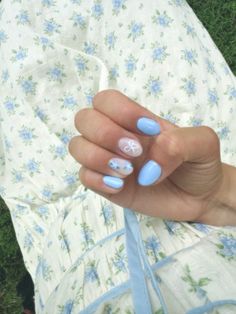 Summer nail inspo based off this floral dress with bows Nails To Go With Floral Dress, Floral Blue Nails, Birthday Nails Blue Short, Blue Hydrangea Nails, Light Blue Bow Nails, Blue Ribbon Nails, Short Blue And White Nails, Cute Blue Flower Nails, Light Blue Flower Nails