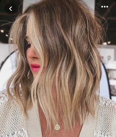 Brown Hair Green Eyes Highlights, Woman Medium Haircut, Medium Length Haircut Blonde Highlights, Fall 2022 Hair Color Trends For Women, Fall Hair Colors 2022 Trends Blonde, Medium Cuts For Women, Mid Hair Cuts For Women, 2022 Fall Hair Trends For Women, Women’s Haircuts