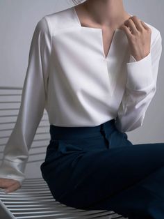 Blusa simple blanca con cuello en V liso de manga larga diaria Buy Blouse, Tops Online Shopping, Fashion Black And White, Plain Sweaters, White Top Women, Formal Tops, Elegant Sweater, Half Sleeve Tops, Simple Blouse