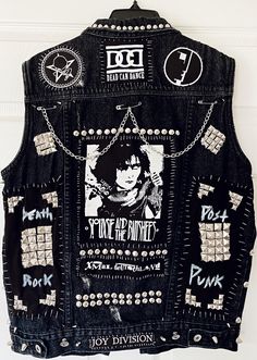 Custom Jackets Ideas, Diy Battle Jacket, Battle Vest Outfit, Goth Diy Jacket, Punk Jacket Ideas, Goth Vest, How To Make A Battle Jacket, Battle Jackets, Punk Battle Jacket