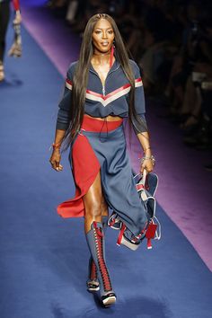 Milán Fashion Week: Versace Primavera Verano 2017 - StyleLovely Runway Versace, Athleisure Outfits For Work, Athleisure Outfits Spring, Sports Fashion Design, Athleisure Outfits Summer, Sportswear Outfits, Designer Runway, Dad Fashion, Donatella Versace