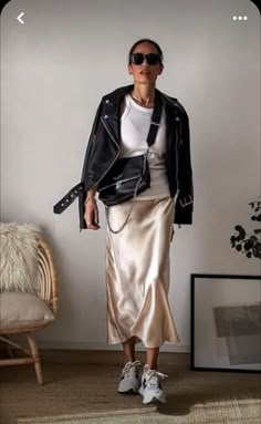 Rock Feminine Outfits, Platform Mules Outfit Street Styles, Edgy Spring Outfits 2024, Winter To Spring Transition Outfits 2024, Street Style Fall 2023, Spring Outfits 2024 Trends Women, Drape Pants Outfit, City Vacation Outfits, Satin Skirt Street Style