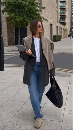 Casual Nyc Fall Outfits, French Chic Work Outfit, Blazer Under Coat Outfit, The Slouch Aritzia, Scandinavia Street Style, Chic Oversized Outfit, Trouser Fall Outfits, Frankie Shop Boyfriend Blazer Outfit, Washington Dc Outfit Fall Tourist