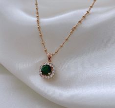 How To Make Jewelry Dainty Gemstone Necklace, Green Gemstone Necklace, Locket Design, Inexpensive Jewelry, Diamond Pendants Designs, Gold Fashion Necklace, Pandora Rings, Classy Jewelry, Fancy Jewellery