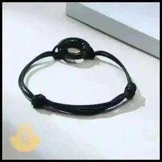 El exclusivo surtido de pulseras y puños de cuero para hombre de BERML cuenta con una selección diversa que satisface los gustos informales y refinados. Nuestra colección, que encarna la sofisticación y el estilo, presenta cuero trenzado, de múltiples hebras, para cinturones y más diseños, que satisfacen diversas preferencias.


 Elaborada con meticulosa atención al detalle, cada pulsera de cuero irradia calidad superior y se complementa con exquisitos accesorios. Nuestra dedicación a la excelencia se refleja en cada pieza, ya que nuestros estimados proveedores las diseñan y fabrican a mano de manera experta.


 Especificaciones : 

Material : cuero y acero inoxidable

 Color/Diseño : Negro y Plata

 Tamaño : Ajustable

 Tamaño del colgante : 0,93" | 23,5 mm Diamante Bracelet, Leather Choker Necklace, Natural Stone Bracelets, Chain Choker Necklace, Circle Of Life, Steel Ring, Nature Bracelets, Chain Choker, Stainless Steel Rings