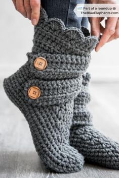 Crochet Boots Free Pattern, Crochet Slippers Adult Free Pattern, Crochet Boots Pattern, Crochet Slipper Boots, Easy Crochet Slippers, Crochet Slipper, Crochet Slippers Free Pattern, Poncho Crochet