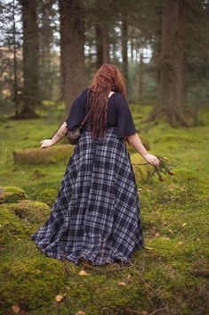 This beautiful skirt is made with our special pattern inspired on a victorian skirt.  The fabric is a beautiful tartan made in a mixture of wool, rayon, polyester and vicose fabric. Very warm and soft. Dark grey, with a little bit of black in the mixture. The skirt is closed in the back, laced like a corset, so you can regulate the aperture.  Length front: 100cm approx Meassurements: XS-S: 65-85cm M-L: 84-100cm XL-2XL: 98-120cm Highland Outfit Scotland Women, Highland Outfit, Outlander Clothing, Victorian Skirt, Medieval Woman, Scottish Culture, Scottish Fashion, Tartan Skirt, Beautiful Skirt