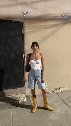 Brooklyn Summer Street Style, Nyc Summer Fashion Street Styles, Banana Frye Boots Outfit, Nyc Summer Outfits 2023, Osheaga Outfit, Ganni Street Style, Dad Shorts, Street Style Summer