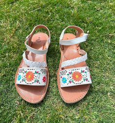 -Final Sale- READY TO SHIP! PLEASE READ BEFORE ORDERING -Our huaraches are made of high-quality leather, 100% handmade in Michoacan, Mexico by artisans who make each huarache with love for you.  -Follow us on Instagram : aidil_boutique How to order your size: -If you wear a half-size shoe (ex: 7.5) please order a half-size down (ex: 7), but IF YOU HAVE WIDE FEET IS BEST TO SIZE UP  Since our huaraches are 100% leather will stretch and mold to your feet after a few uses. *Whole numbers only* **Na Adjustable White Sandals For Festivals, Handmade White Leather Sandals, White Handmade Leather Sandals, White Closed Toe Sandals For Festivals, White Leather Huaraches For Spring, Traditional White Round Toe Sandals, White Bohemian Sandals With Single Toe Strap, White Leather Huaraches For Summer, Casual White Open Toe Huaraches