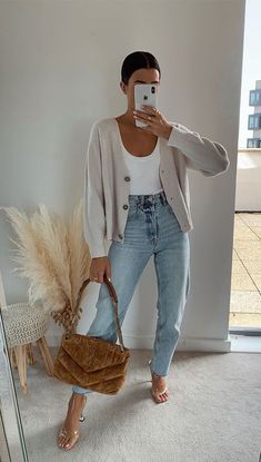 Outfits para transicionar del invierno a la primavera | Es la Moda Outfits Curvy, Denim On Denim, Transition Outfits, Bohol, Mode Casual, Outfit Trends, Casual Work Outfits, Mode Inspo, Outfits Women