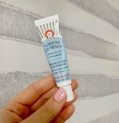 Este tratamiento nutritivo ayuda a hidratar, nutrir y proteger los labios. Con un acabado semimate y antideslizante, se puede usar solo o en capas debajo del lápiz labial. Lip Therapy, Lips, Repair, Beauty