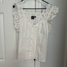 Nwt Size Small White Blouse With Detail Chic Sleeveless Tops By Gap, Chic Sleeveless Gap Tops, Gap Cotton Blouse, Sleeveless Gap Tops For Daywear, Gap Summer Tank Top, Gap Cami Tops For Summer, Gap Summer Tops For Vacation, Spring Gap Cami Tops, White Cotton Tank Top By Gap