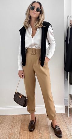 Effortless Office Outfits, Interior Designer Outfits Woman, Beige Slacks Outfit, Look Casual Chique, Khaki Pants Outfit Women Work, Outfits For Work Casual Office Wear, Stylish Business Outfits, Business Professional Outfits, Look Office