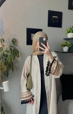 Outfits With Abaya, Arabic Abaya Designs, Arabic Abaya, Wearing Hijab, Modest Casual Outfits, Dubai Abaya, Stylish Hijab