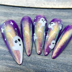 Get ready for Halloween with these spooky and creative nail art designs! From ghosts and bats to pumpkins and spiders, this vidGet ready for Halloween with these spooky and creative nail art designs! From ghosts and bats to pumpkins and spiders, this video will show you step-by-step how to achieve the perfect Halloween manicure. Whether you're going for cute or creepy, these nail art ideas will surely impress at any Halloween party.eo will show you step-by-step how to achieve the perfect Hallowe Purple Fingernails, Cute Spooky Nails, Halloween Nails Cute, Purple Halloween Nails, Glitter Press On Nails, Purple Halloween, Nail Sizes, Purple Nails