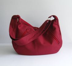 *** Please check 'shop announcement' for production time and delivery before your purchase. ***This everyday bag is made from maroon canvas, a sturdy and durable material. It is big enough to hold lots of your essentials such as small laptop, books, wallet, gadgets, scarfs, pocket books  and keys. I use black canvas to construct inside for extra sturdiness.A two-way zipper closure keeps all of your items secure. If you prefer this bag in another colors, or if you want it bigger or smaller, pleas Everyday Work Bag, Western Purses, Hobo Crossbody Bag, Small Laptop, Canvas Messenger Bag, Handbag Patterns, Cute Bags, Messenger Bags, Everyday Bag