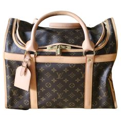 This beautiful Louis Vuitton dog bag features monogram canvas and natural cowhide trim leather . Its 2 large handles are very comfortable. It comes with its removable name tag, its padlock and 2 keys. Its brown interior lining is washable . It is a cabin size bag, very convenient to travel with a pet. Its dimensions are : 40 cm x 22 cm and 30 cm high + handles. Vintage Designer Handbags, Louis Vuitton Luggage, Handbags Vintage, Bag Suitcase, Brown Interior, Dog Bag, Vintage Purses, Vintage Bags, Designer Bags