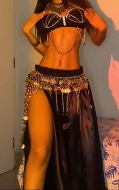 Gypsycore Costume, Cleópatra Halloween Costumes, Dance Hall Outfit, Cleopatra Outfit Ideas, Bellydance Aesthetic, Disfraces Hot Halloween, Arabian Belly Dancer Outfits, Bedlah Costume, Arabian Nights Prom Dress