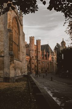 dark academia aesthetic. Cambridge guide. the best things to do in cambridge Pembroke Cambridge, Cambridge Christmas, Dark Academia University, Dark Academia Places To Visit, Edinburgh Aesthetic Wallpaper, Cambridge Autumn, Cambridge Aesthetic, Cambridge Massachusetts Aesthetic, Cambridge Dark Academia