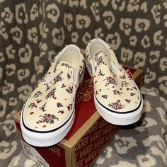 Vans Classic Slip-On “Off The Wall” Color: Ditsy Floral Classic White/True White Vn0a4u3816z Size: 6.5 Us Men 8.0 Us Women New & Never Used First Introduced In 1977, The Vans #98now Known As The Classic Slip-Oninstantly Became An Icon In Southern California. Fast Forward To Today, And The Classic Slip-On Is Known Worldwide For Its Comfortable Silhouette, Easy Wearability, And Beloved Design. Adding A Twist To The Original Slip-On Style, The Classic Slip-On Patchwork Features Sturdy Textile Upper Slipon Sneakers, Fast Forward, Vans Classic, Us Man, Pattern Mixing, Womens Vans, Wall Color, Ditsy Floral, Vans Classic Slip On Sneaker