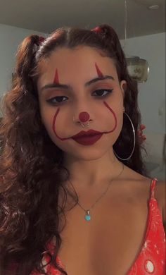 Makeup Looks Halloween Easy, Simple Makeup For Halloween, Halloween Make Up Clown, Halloween Makeup Simple Easy, Simple Makeup Halloween, Clown Easy Makeup, Halloween Makeup Inspo Easy, Cute Clown Halloween Makeup, Cute Easy Clown Makeup