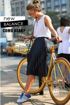 Midi Rock Outfit, Minimal Chic Outfit, Black Pleated Midi Skirt, Converse Outfits, Midi Skirt Outfit, Corporate Attire, Classic White Shirt