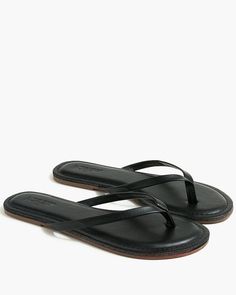 Easy Summer Flip-Flops Black Flip Flops Outfit, Dressy Flip Flops, Kitten Heels Outfit, Feminine Sandals, Black Leather Flip Flops, Stylish Flip Flops, Cute Flip Flops, Summer Packing, Black Flip Flops