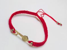 Es una pulsera roja con lleve de san Benito excelente regalo para muy especial Handmade Red Bracelet As Souvenir, Handmade Red Bracelet Souvenir, Adjustable Red Bracelet As Souvenir, Bracelet Inspo, Braided Bracelets, Friendship Bracelets, Las Vegas, Beauty Book, Jewelry Bracelets