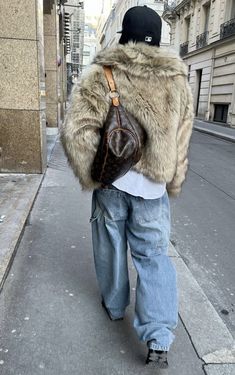 Tokyo Outfits Fall, Kati Core, Stile Kendall Jenner, Fur Coat Outfit, Throwing Fits, Layered Fits, 2000s Clothes, Everyday Clothes, Skandinavian Fashion