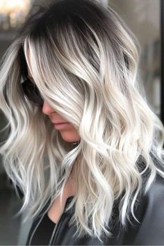 Willkommen in meinem "LuxuryHairDreams" Shop   Hellblonde Mono Basis Topper | Jungfrau-Haarspange bei Haarausfall | Gefälschte Kopfhaut-Lösung für Frauen | Natürliches Aussehen-Haar-Verbesserer Unser hellblonder Mono Basis Topper kombiniert luxuriöses jungfräuliches Haar mit einer innovativen Mono Basis und bietet die perfekte Lösung für Haarausfall. Dieser Topper fügt sich nahtlos in Ihr natürliches Haar ein und bietet Volumen und Abdeckung dort, wo Sie es am meisten benötigen.  Kalona ist ein Premium-Topper mit satten Blondtönen und einem nahtlosen Farbübergang von den Spitzen zu den Wurzeln, um einen natürlichen Look zu erzielen. Sie hat HD Silk, die leichter und realistischer ist als herkömmliche Seide. Die klebstofffreie Seidenkappe ist handgeknüpft für ein vielseitiges Styling ohne K Ideas For Blonde Hair Color, Root Melt Icy Blonde, Platinum Reverse Balayage, Dementional Blonde Hair, Icy Blonde Balayage Long Hair, Short Platinum Balayage, Dark Root Icy Blonde Hair, Pearl Blonde Balayage Dark Roots, Dark Roots Icy Blonde Hair