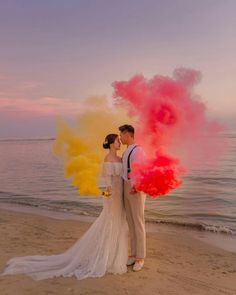 Pre Wedding Photoshoot Beach Photo Ideas, Pre Wedding Props Cute Ideas, Pre Wedding Photoshoot In Beach, Unique Pre Wedding Shoot Theme, Beach Side Pre Wedding Photoshoot, Pre Wedding Photoshoot Beach Unique, Pre Wedding Photoshoot Beach, Beach Wedding Pics