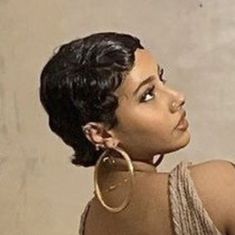 Short Hair Latina, Flips Hair, Finger Waves Short Hair, Short Hair Images, Natural Hair Short Cuts, Really Short Hair, Short Hair Pixie Cuts, Selina Kyle, Hair Flip