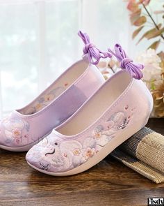 Fisdy - Zapatos Hanfu Nube Ascendente: Zapatos antiguos de suela gruesa de tela bordada con tacón inclinado y detalles de piel Purple Hanfu, Hanfu Shoes, Asian Shoes, Round Toe Sneakers, Elegant Heels, Dressing Style, Fabric Shoes, Point Shoes, Rounded Toe Boots