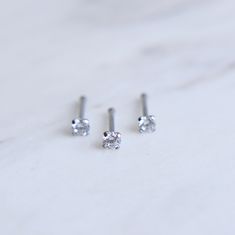 Todos los piercings se venden por unidad. Resistente al agua. Piercing para nostril con circonita transparente. Espectacular piercing plateado, perfecto para aquellas personas que buscan una joya delicada y brillante. ¡Adorna tu nariz con este piercing precioso! Material: acero inoxidable 316L. Grosor: 0.8 mm (20G). Largo de la barra: 9 mm. Tamaño del circón: 2 mm Perfecto para: nostril. Tipo de cierre: no tiene cierre. Tiene una pequeña bolita al final de la barra, que no se quita, sino que se Minimalist White Gold Diamond Piercings, Minimalist Diamond Hypoallergenic Piercings, Dainty Diamond Piercings With Vvs Clarity, Minimalist Diamond Piercings, Classic Internally Threaded Piercings With Cubic Zirconia, Minimalist Cubic Zirconia Piercings With Prong Setting, Classic Diamond White Cubic Zirconia Piercings, Minimalist Round Cut Diamond Piercings, Minimalist Diamond Piercings In Diamond White