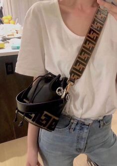 Zapatillas Louis Vuitton, Slingback Chanel, Fendi Crossbody Bag, Fendi Shoulder Bag, Mini Bucket Bag, Cafe Logo, Mini Bucket Bags, Mini Bucket, Lv Handbags