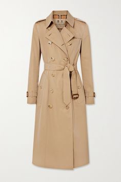 Burberry's 'Chelsea' trench coat is made from the label's weatherproof organic cotton-gabardine to protect you from the elements. Lined in the signature checks that peek through when left unbuttoned, this piece comes with a detachable belt to cinch your waist. The finer details, like the epaulettes, horn buttons and leather buckles, will really make you appreciate the craftsmanship. Feminine Trench Coat, Classic Burberry Trench Coat, Burberry Trench Coat Women, Burberry Raincoat, Campus Fashion, French Coat, Burberry Coat, Fantasy Wardrobe, Burberry Trench