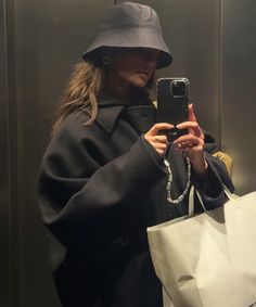 Bucket Hat Street Style, Bucket Hat Outfits, Isabel Marant Style, Style Inspiration Winter, Street Style Winter, Outfits With Hats, Street Style Inspiration, School Fashion, Casual Elegance