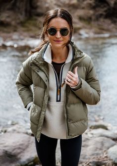 Women Mountain Outfit, Outdoor Style Women Winter, Camp Jacket Outfit Fall, Up North Fall Outfits, Lodge Wear Outfit, Athleisure Cold Weather, Chic Hiking Outfit Winter, Columbia Womens Clothing, Casual Outfits Outdoor