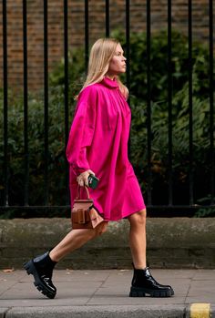 17 Outfit Ideas to Wear With All Your Black Ankle Boots | Who What Wear Black Ankle Boots Outfit, Fall Dress Trends, Mode Dope, Neon Pink Dresses, Vintage Style Jacket, Kate Smith, Fall Floral Dress, Boots Outfit Ankle, Blue Silk Dress