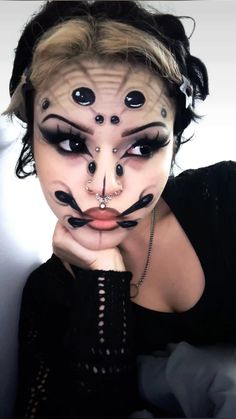 #halloween #halloweenmakeupideas #makeup Spooky Smokey Eye, Spider Makeup Looks Halloween, Face Paint Adults Halloween, Deathcore Makeup, Eyeball Makeup, Cryptid Makeup, Trypophobia Makeup, Halloween Makeup Looks Spider, Bug Eye Makeup