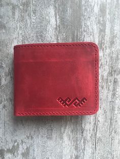 100 % full-grain handmade leather wallet. Slim and small red bifold wallet. Precisely made from high quality cow leather. Lasts for years, therefore is a perfect gift. The wallet is engraved with an ancient stylized grass-snake sign. Wallet is made from full grain cow leather. Crazy horse is a specially processed leather type that gives it an antique appearance. This type of leather is long lasting, very durable and any scratches or rubs turn it to a different shade, bend line also fades to a di Grass Snake, Saddle Bag Purse, Simple Wallet, Cash Wallet, Minimalist Leather Wallet, Wallet Minimalist, Brown Leather Wallet, Brown Wallet, Leather Saddle Bags