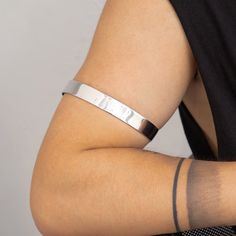 Description:Minimalist Hammered Upper Arm CuffSpecification:Size: DIA 3.9"Weight: 1.15 oz/pcsMaterial: Alloy MetalColor: SilverFeatures and Details:This 14k silver tone geometric arm cuff is truly a gift for him to wear for a warm heart and joyful days. It is so trendy and graceful by itself which can be worn with other accessories.Suitable for all kinds of occasions :-)Any type of art can be kept alive only when it can breathe on its own!Happy Shopping :-) Modern Metal Cuff Bracelet, Modern Silver Cuff Bracelet For Party, Modern Adjustable Cuff Bracelet For Parties, Modern Adjustable Cuff Bracelet For Party, Adjustable Modern Cuff Bracelet For Party, Modern Metal Open Cuff Bracelet, Modern Metal Cuff Bracelet For Wedding, Minimalist Metal Cuff Bracelet, Silver Minimalist Bangle For Party