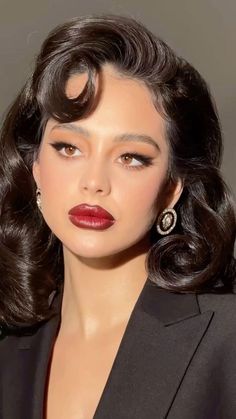 Classy Photoshoot Ideas Black Women, Classic Vintage Makeup Look, Spanish Style Makeup, Casino Makeup Ideas, Jazz Makeup Looks, Classic Beauty Makeup, Dark Cherry Lips, Mafia Wife Makeup, Leo Rising Makeup